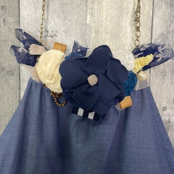 𝅺chambray linen & cotton blend apron w/ floral accents. Adjustable waist & neck - Picture 3 of 12